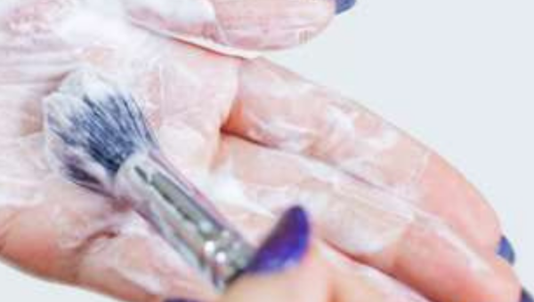 Nettoyer ses pinceaux à maquillage