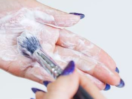 Nettoyer ses pinceaux à maquillage